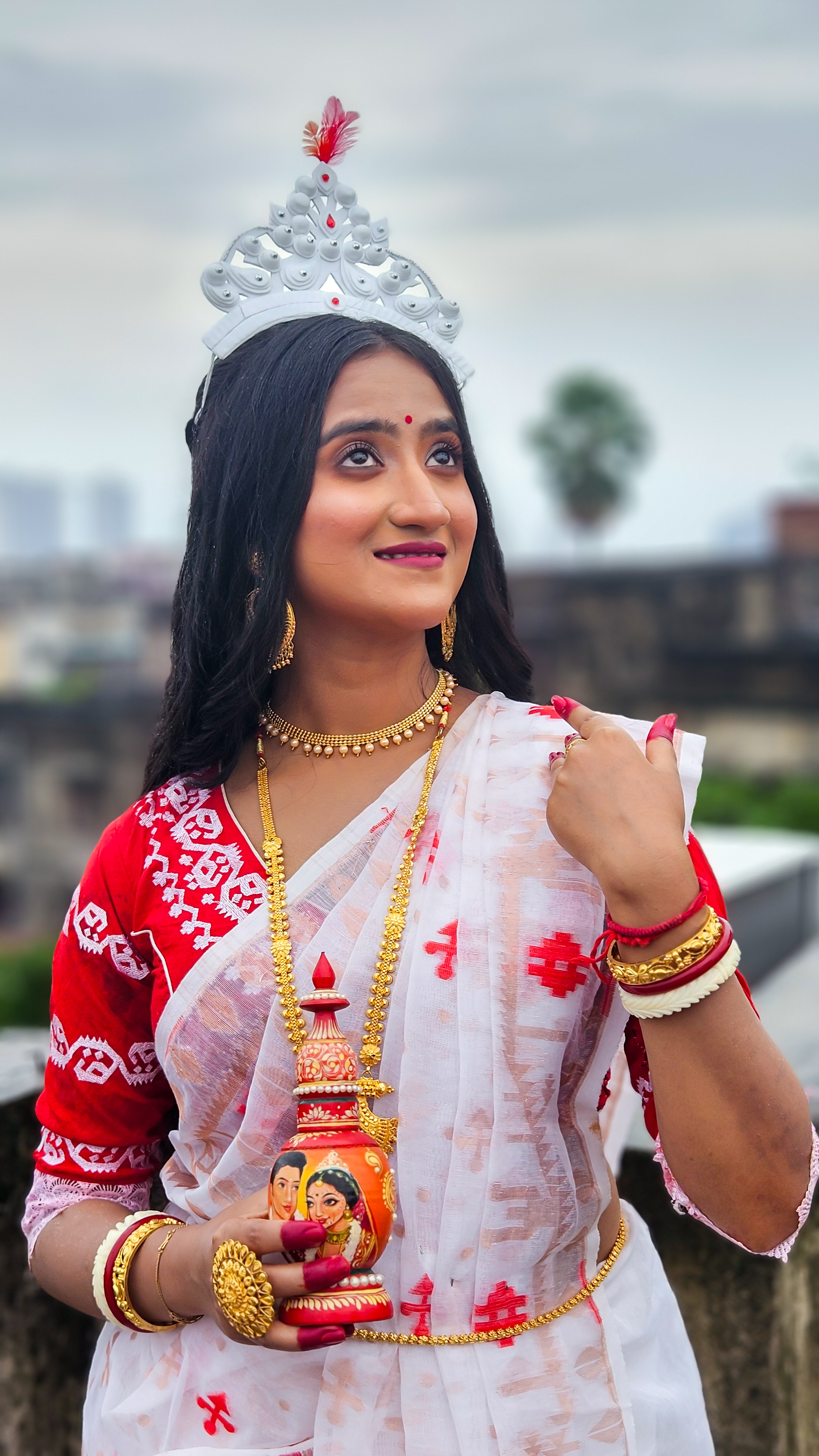 Contemporary Bengali Bride with Mukut and Ghot - Looking Up