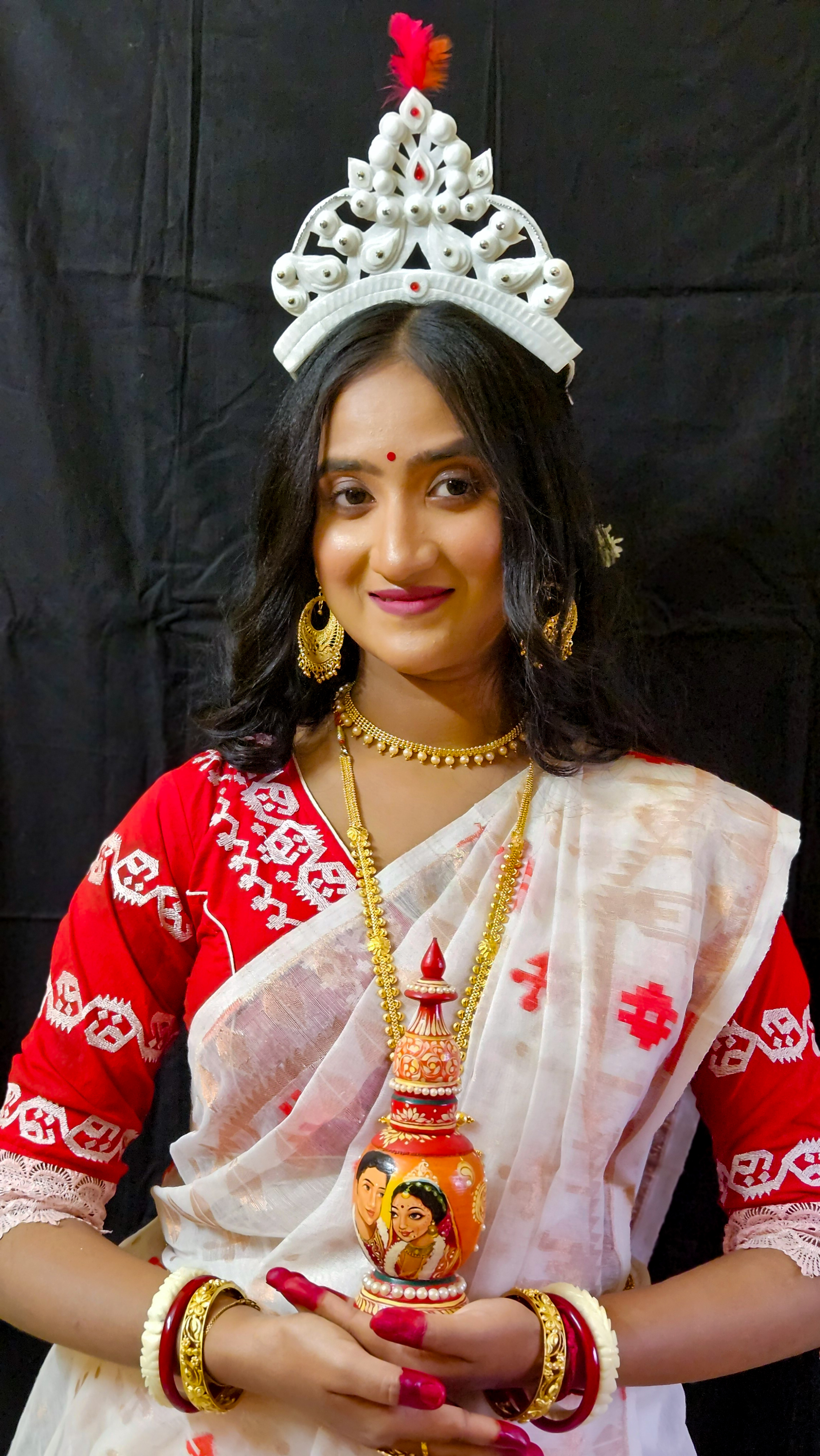 Contemporary Bengali Bride with Mukut and Ghot - Full Shot